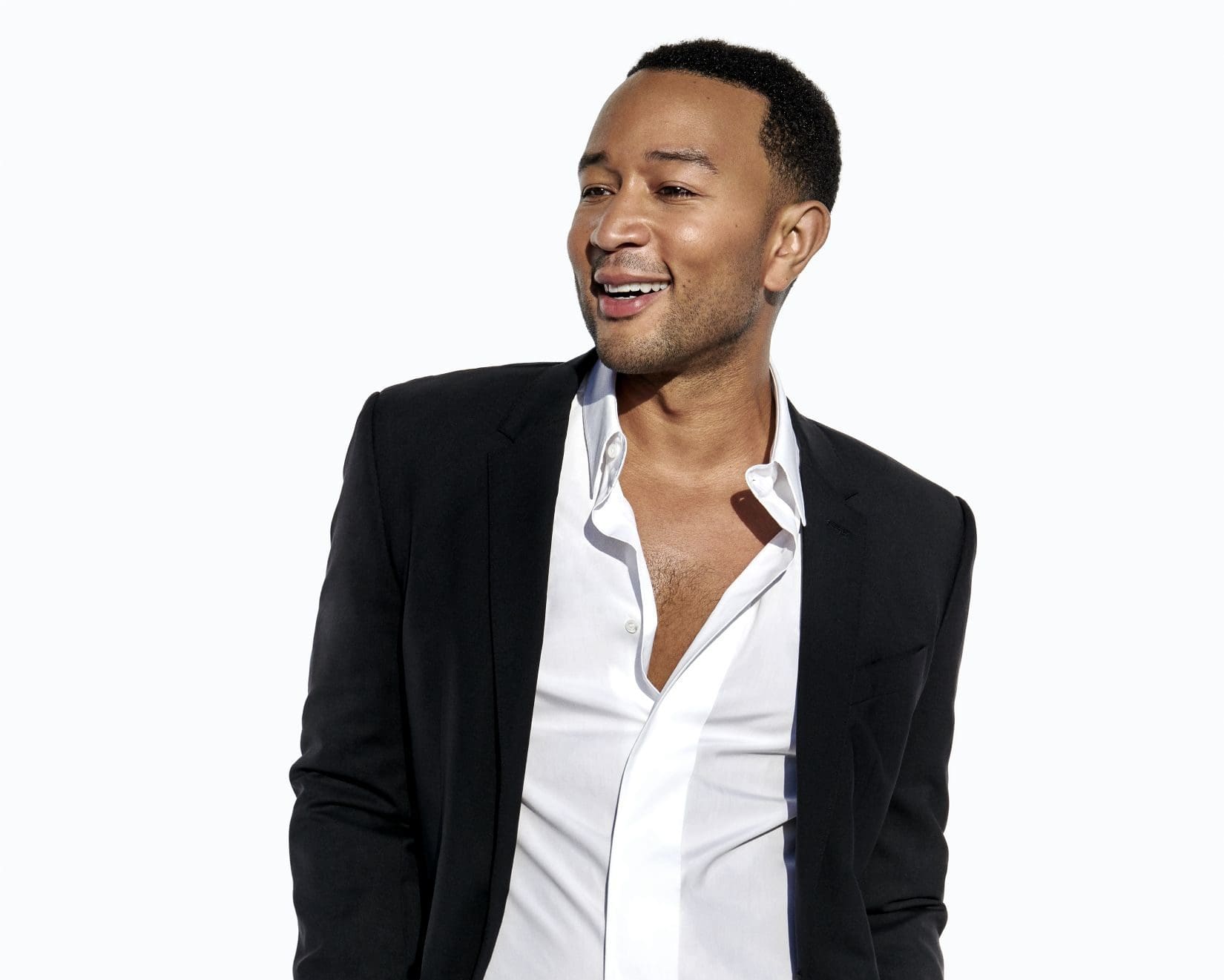 John Legend onibile in pre-order al seguente link: https://SMI.lnk.to/biggerlove La super star americana, inoltre, domenica 17 maggio sarà ospite in esclusiva di Fabio Fazio a "Che tempo che fa", in prima serata su Rai 2. L'album prende il nome dall'omonimo singolo attualmente in radio, "BIGGER LOVE", di cui è stato recentemente pubblicato il video diretto da Mishka Kornai : https://youtu.be/mR7aJc5lanc "Il video è stato realizzato per celebrare insieme l'amore, la speranza e la resilienza", racconta Legend. "Stiamo usando la tecnologia per rimanere in contatto e per trovare modi creativi per reagire. Volevamo che il video fosse un grande abbraccio collettivo per tutte le persone nel mondo che stanno cercando di rimanere in contatto con la propria famiglia, di aiutare i propri vicini o anche semplicemente di trovare un momento di pausa per scatenarsi in un ballo, nonostante il momento folle in cui siamo immersi". I fan da tutte le parti del mondo hanno inviato le loro clip da utilizzare nel video; il risultato è una sorta di viaggio all'insegna di messaggi personali, telefonate e video sui social media di varie persone, che mettono in evidenza i diversi modi in cui si resta connessi gli uni agli altri e con cui si diffonde l'amore in questi tempi così difficili. Scritta da Legend insieme a Ryan Tedder, Zach Skelton e Cautious Clay, "Bigger Love" segue la pubblicazione di "Actions" e di "Conversations In The Dark", entrambi inclusi nel nuovo disco della star internazionale. John Legend negli anni ha conquistato 11 Grammy Awards, un Premio Oscar, un Golden Globe, un Tony Award e un Emmy Award, rendendolo così il primo uomo afro-americano ad essersi aggiudicato un EGOT. John Legend ha pubblicato 6 album, Get Lifted (2004), Once Again (2006), Evolver (2008), Love in the Future (2013), Darkness and Light (2016), e A Legendary Christmas (2018). È stato parte del cast di "Jesus Christ Superstar Live in Concert" nel 2018, vincendo un Emmy per Outstanding Variety Special e aggiudicandosi una nomination per Outstanding Lead Actor (Limited Series). Legend si è unito alla 16° edizione del programma "The Voice" nel 2019, vincendo con Maelyn Jarmon, ed è al momento impegnato come giudice anche nella 17° edizione. Come filantropo, Legend nel 2015 ha dato inizio alla campagna #FREEAMERICA, per aprire un confronto riguardo alla giustizia americana.