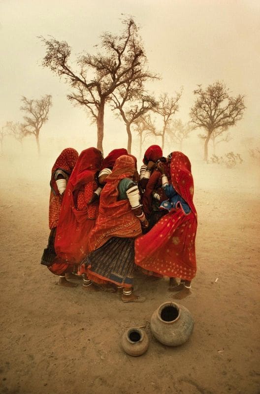 Steve McCurry (1950) fotografa il mondo: una vita in viaggio per documentare le realtà meno agiate 2