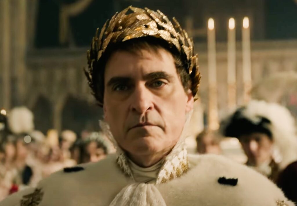 Le prime immagini di Napoleon il film diretto da Ridley Scott, protagonista il premio Oscar Joaquin Phoenix che interpreta l'imperatore francese Napoleone Bonaparte.