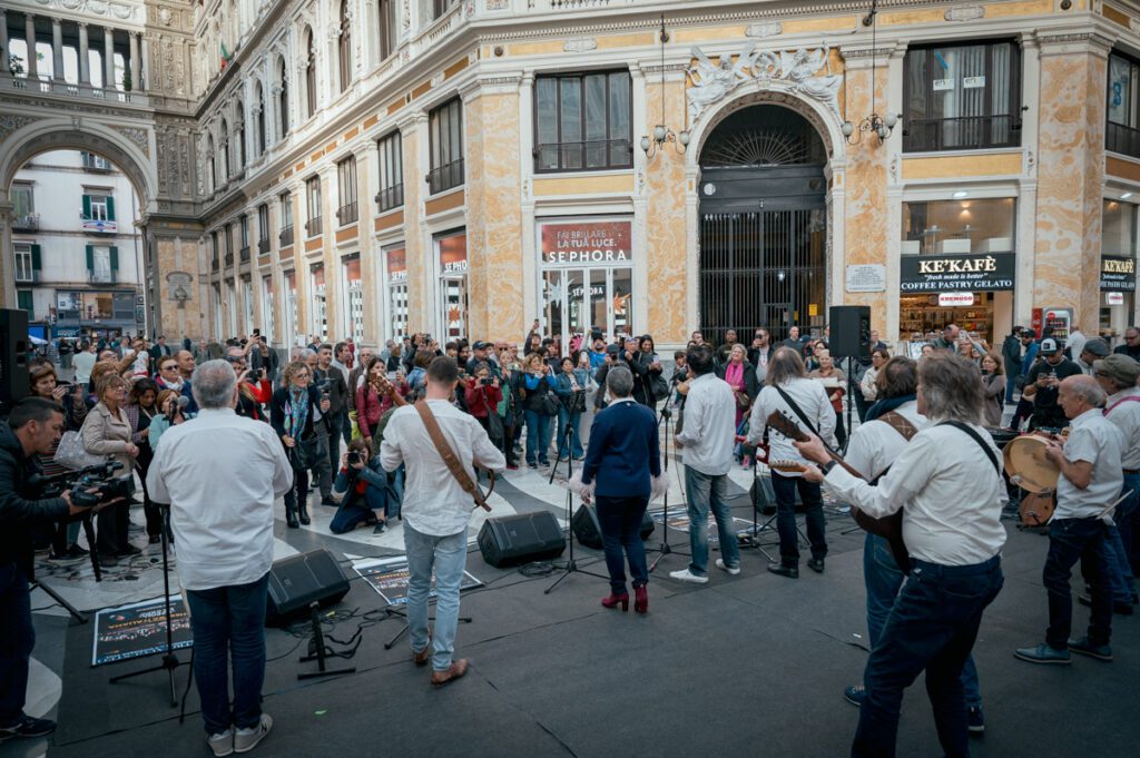 Nuova Orchestra Italiana, flash mob nella Galleria Umberto I 7