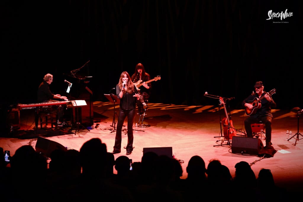 Carla Bruni al Teatro del Verme a Milano, 6 luglio 2024: photogallery 23