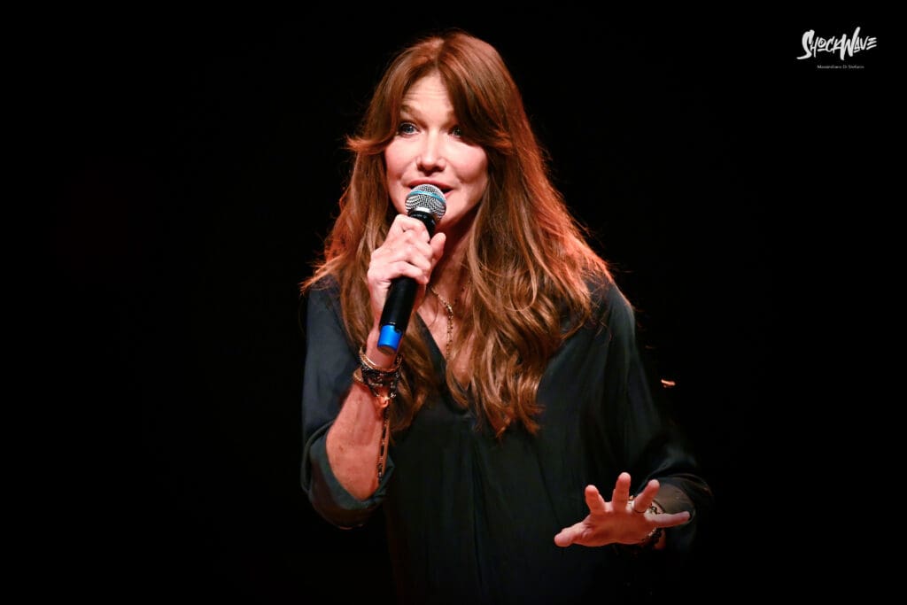 Carla Bruni al Teatro del Verme a Milano, 6 luglio 2024: photogallery 15