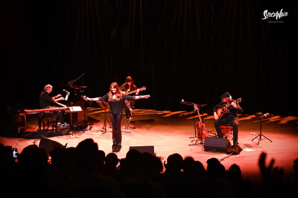 Carla Bruni al Teatro del Verme a Milano, 6 luglio 2024: photogallery 24