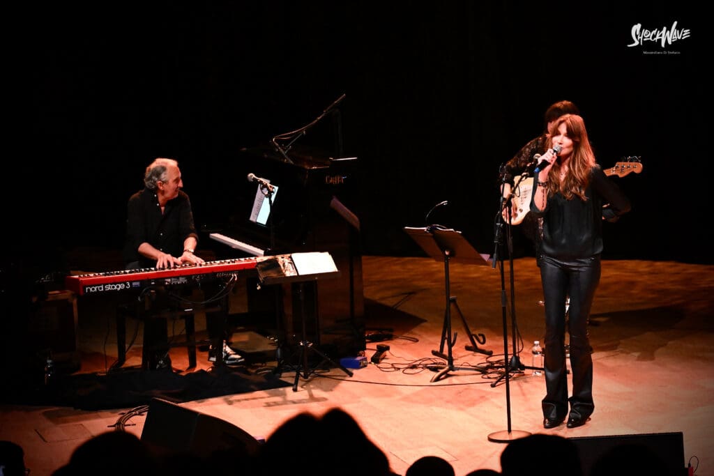 Carla Bruni al Teatro del Verme a Milano, 6 luglio 2024: photogallery 26