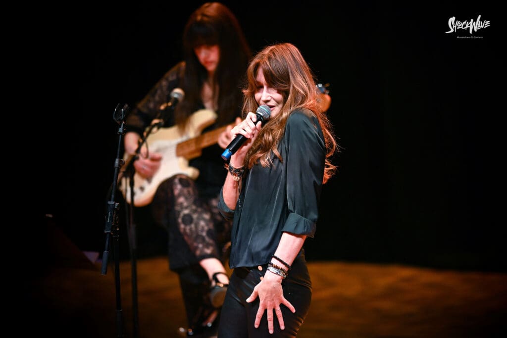 Carla Bruni al Teatro del Verme a Milano, 6 luglio 2024: photogallery 27