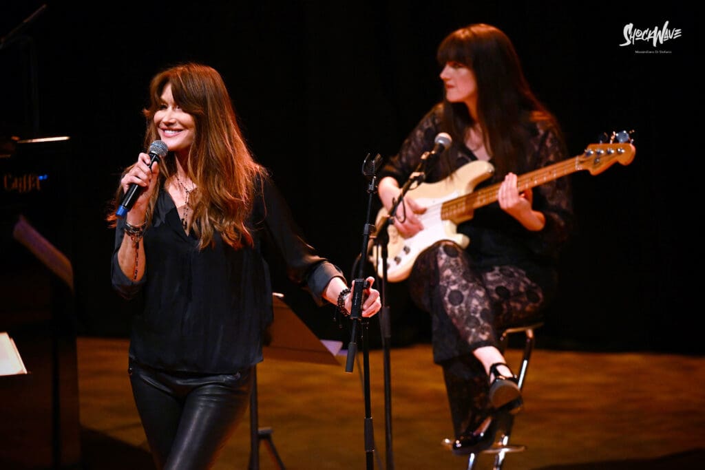 Carla Bruni al Teatro del Verme a Milano, 6 luglio 2024: photogallery 28