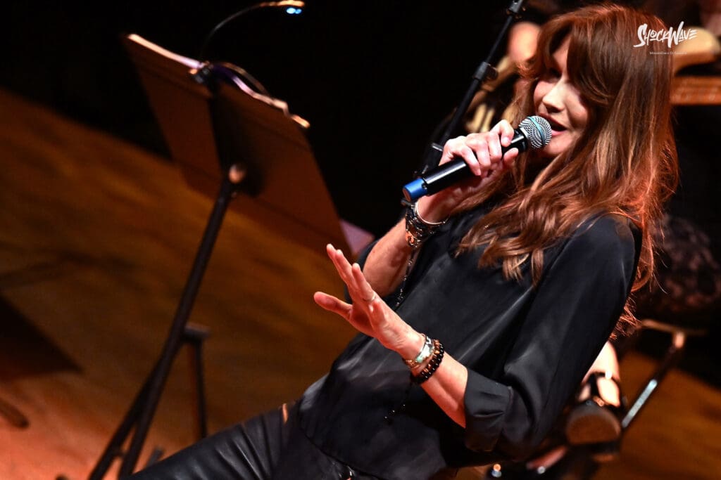 Carla Bruni al Teatro del Verme a Milano, 6 luglio 2024: photogallery 29