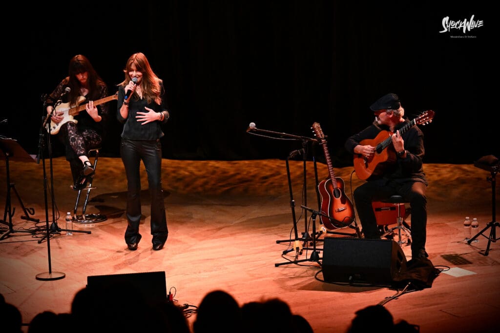 Carla Bruni al Teatro del Verme a Milano, 6 luglio 2024: photogallery 1