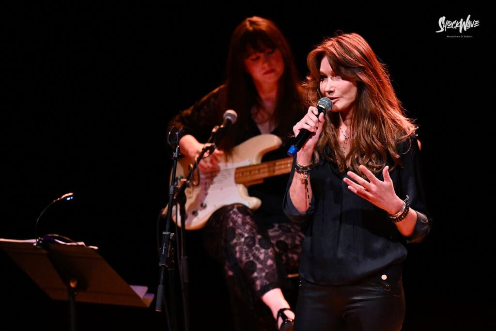 Carla Bruni al Teatro del Verme a Milano, 6 luglio 2024: photogallery 4