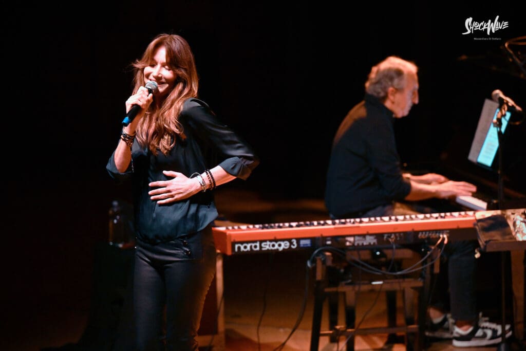 Carla Bruni al Teatro del Verme a Milano, 6 luglio 2024: photogallery 5