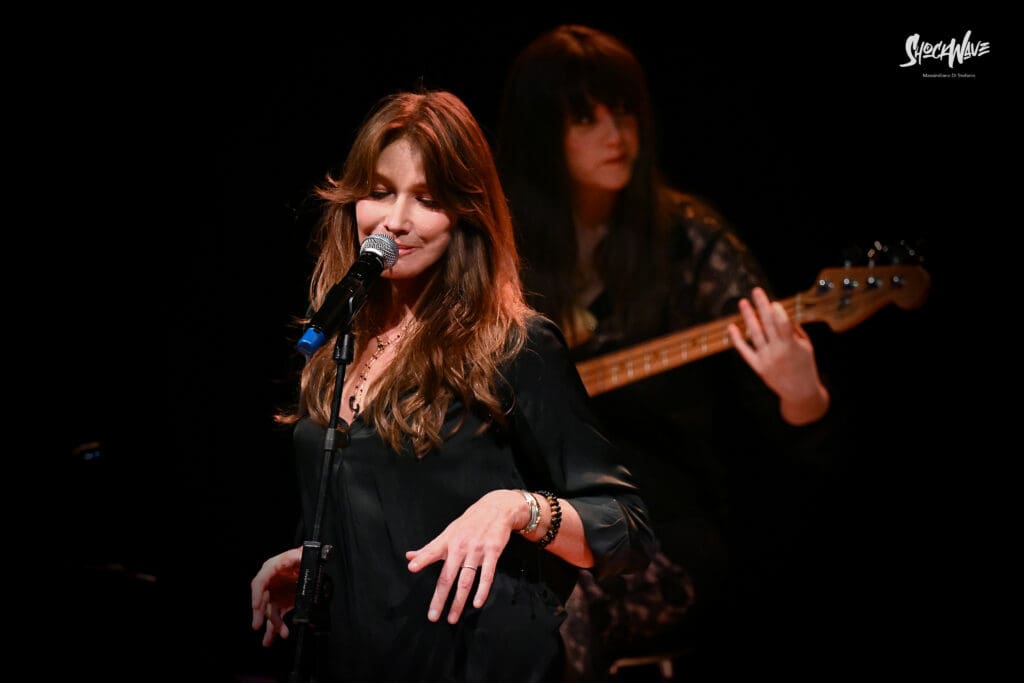 Carla Bruni al Teatro del Verme a Milano, 6 luglio 2024: photogallery 6