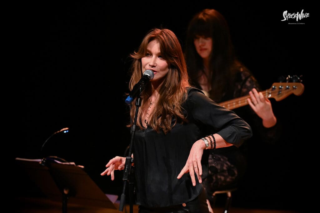 Carla Bruni al Teatro del Verme a Milano, 6 luglio 2024: photogallery 7