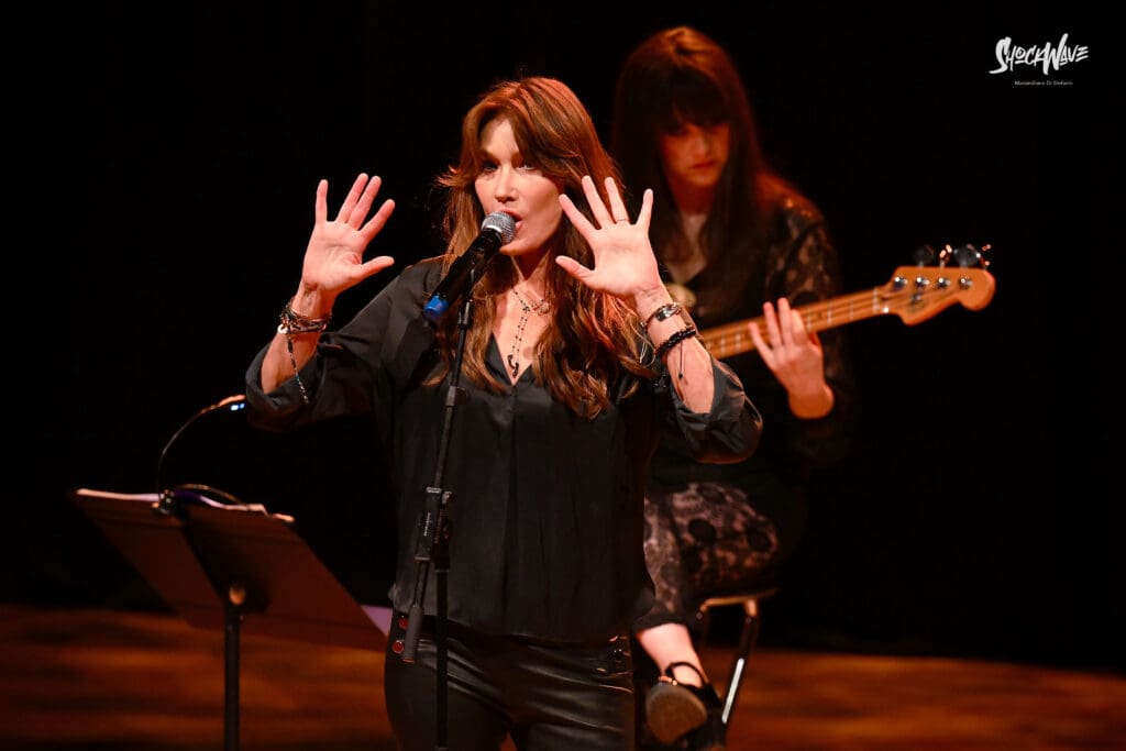 Carla Bruni al Teatro del Verme a Milano, 6 luglio 2024: photogallery 8