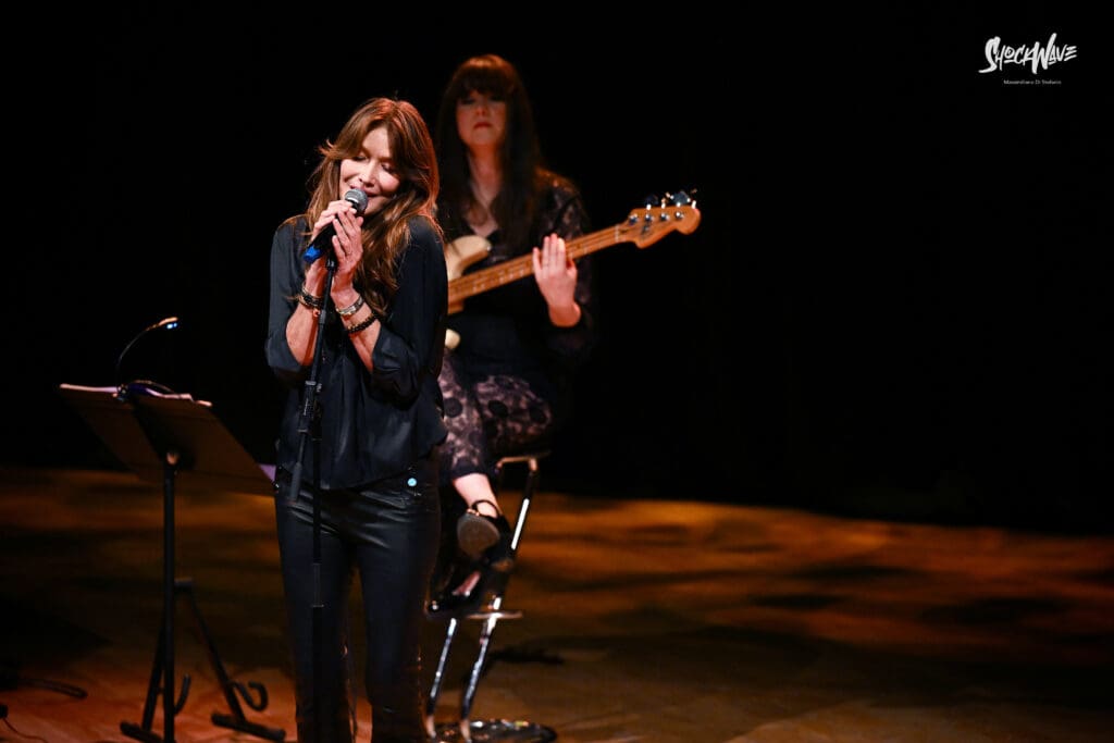 Carla Bruni al Teatro del Verme a Milano, 6 luglio 2024: photogallery 9