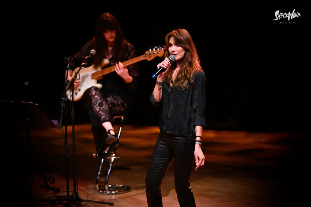 Carla Bruni al Teatro del Verme a Milano, 6 luglio 2024: photogallery 10