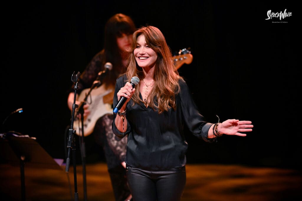 Carla Bruni al Teatro del Verme a Milano, 6 luglio 2024: photogallery 12