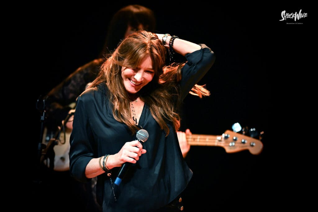 Carla Bruni al Teatro del Verme a Milano, 6 luglio 2024: photogallery 13