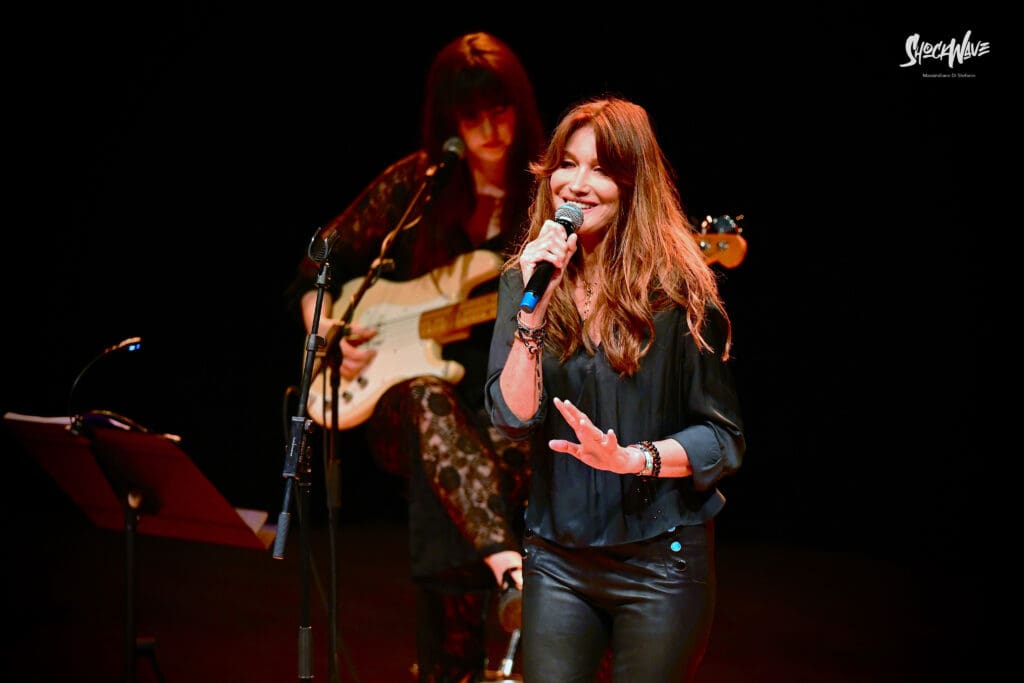 Carla Bruni al Teatro del Verme a Milano, 6 luglio 2024: photogallery 17