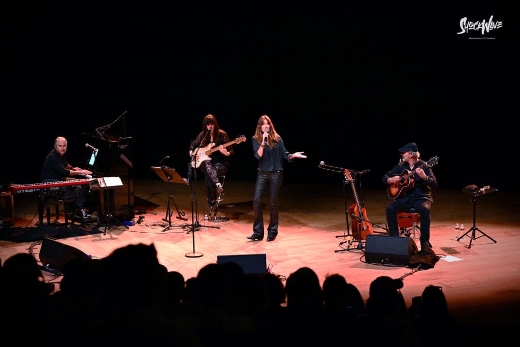 Carla Bruni al Teatro del Verme a Milano, 6 luglio 2024: photogallery 19