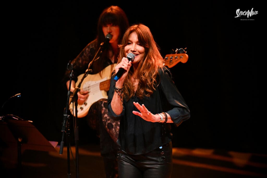 Carla Bruni al Teatro del Verme a Milano, 6 luglio 2024: photogallery 20