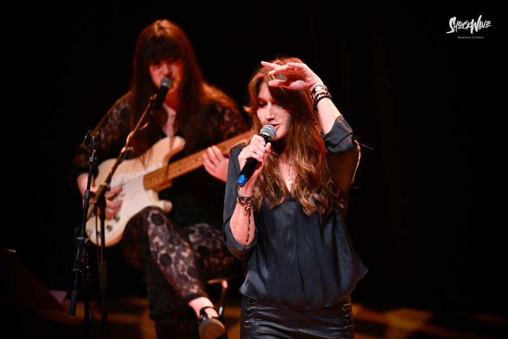 Carla Bruni al Teatro del Verme a Milano, 6 luglio 2024: photogallery 21