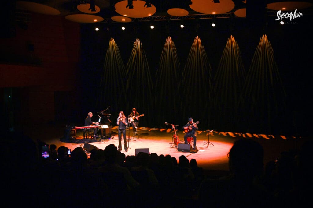 Carla Bruni al Teatro del Verme a Milano, 6 luglio 2024: photogallery 22